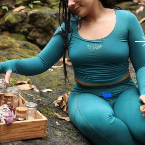 Purusha People Sacred Herbs Thumbhole Top, size small, long sleeve, green - Picture 2 of 5